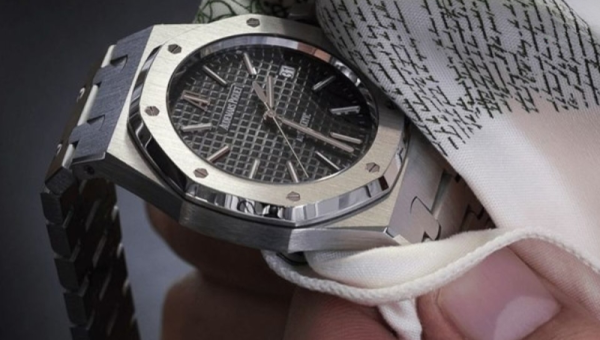 Cách Vệ Sinh Dây Đồng Hồ Kim Loại Đúng Chuẩn Tại Nhà