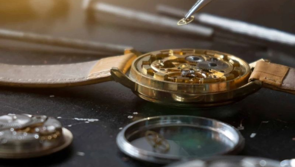 Cách Thay Pin Đồng Hồ Đeo Tay Đơn Giản & An Toàn Tại Nhà